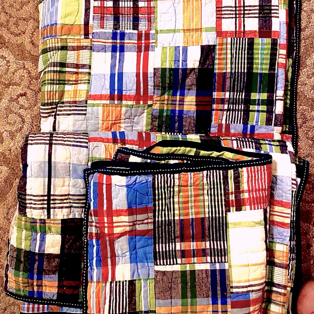 COPY - - Pottery Barn quilt, comes with pill…